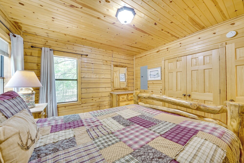3 Mi to State Park & Lake: Broken Bow Cabin!
