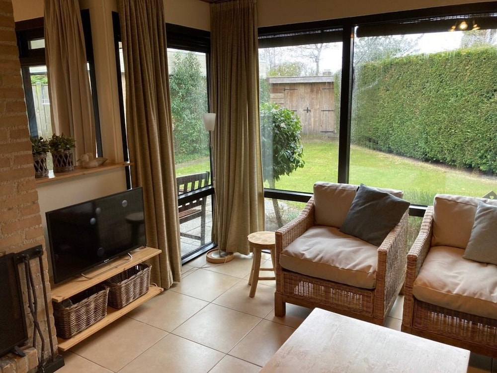 Bungalow Near Beach With Private Garden
