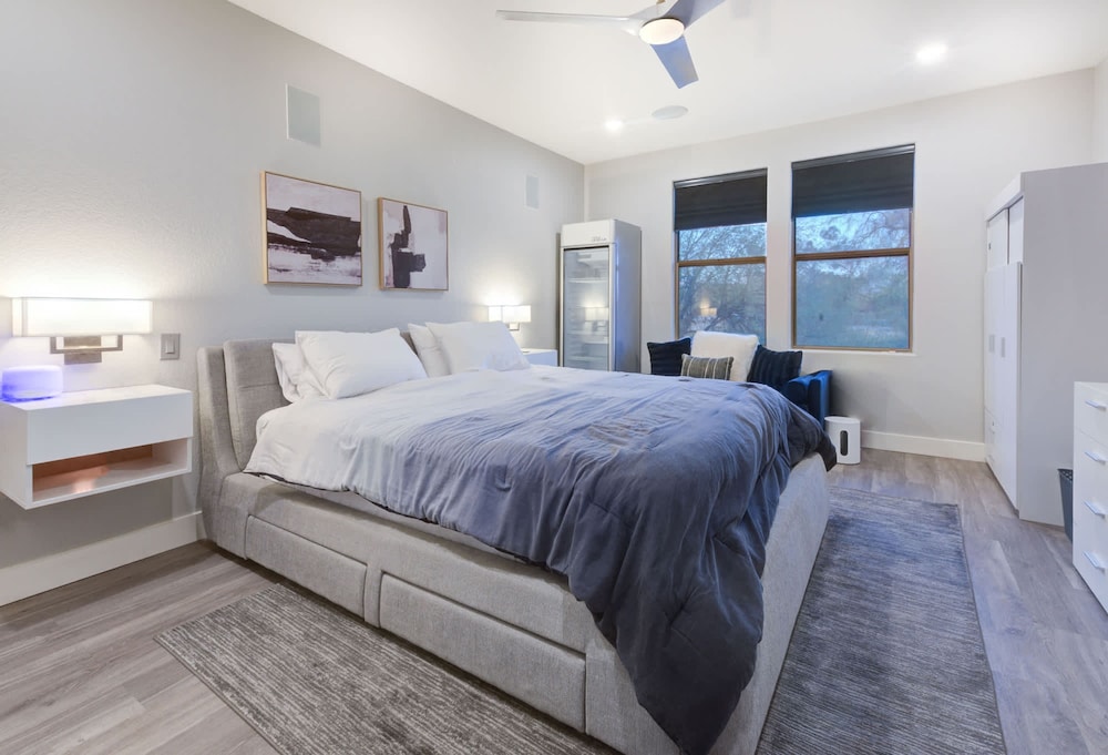 Lux Scottsdale Condo Overlooks 9th Hole Near Golf