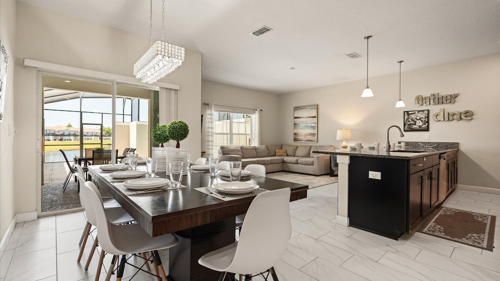 Upstay: Family-friendly 4BR Townhouse w Pool & BBQ