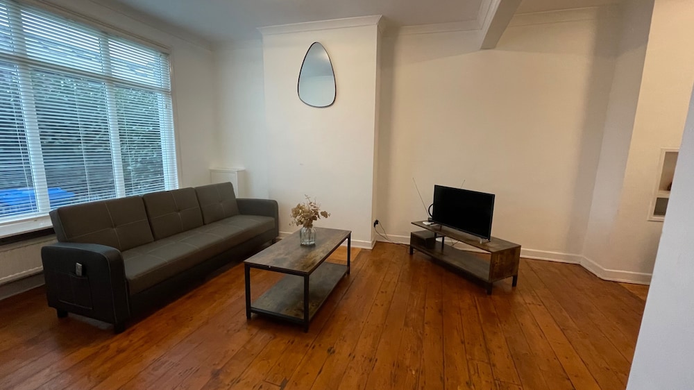 House - Sleeps 6 - Garden - Parking