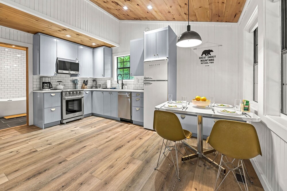 Smoky Mountains Honeymoon Cabin Dog Friendly