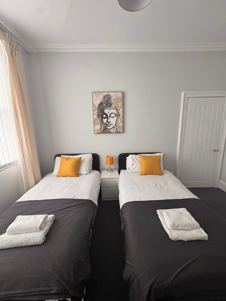 House - Sleeps 6 - Pet Friendly - Garden - Parking