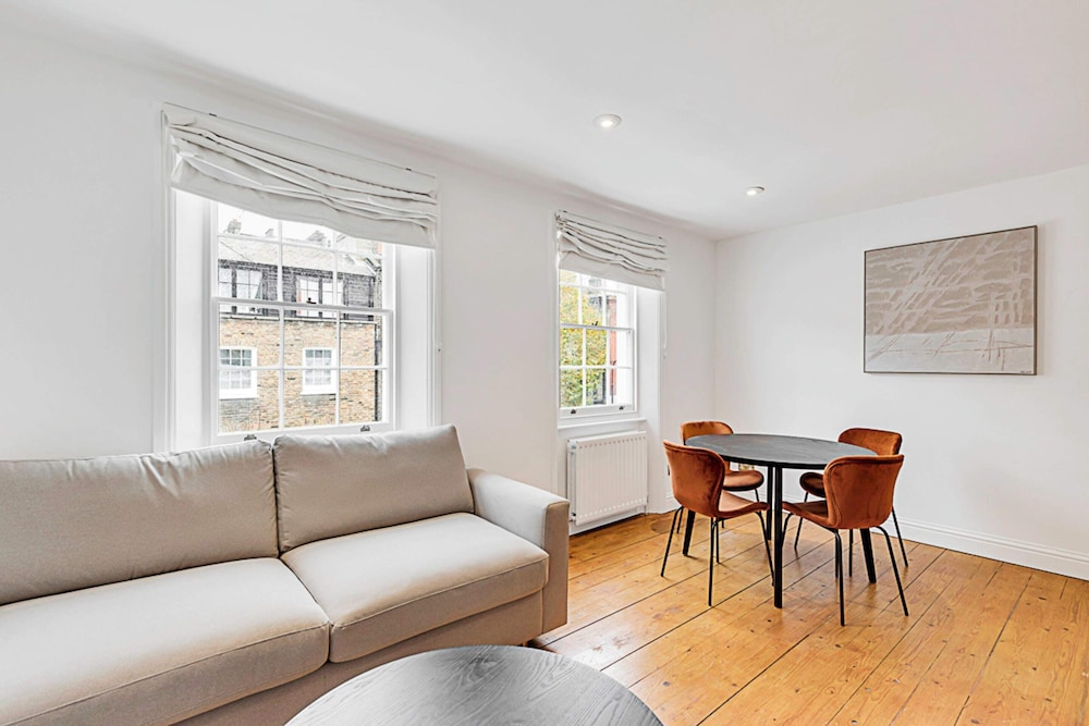 One-bedroom Abode With A Balcony In Central London