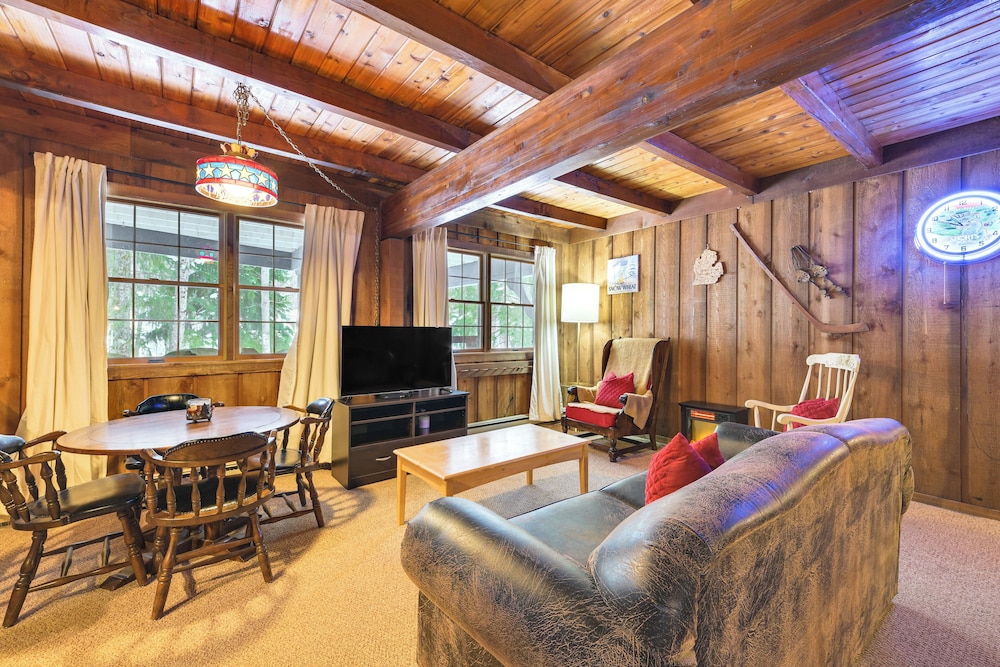 2 Mi to Schuss Mountain: Cozy Cabin w/ Deck