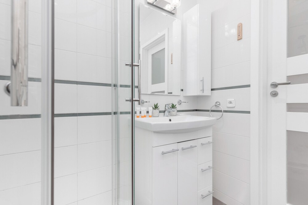 Bright Aapartment Holenderska by Renters view 3