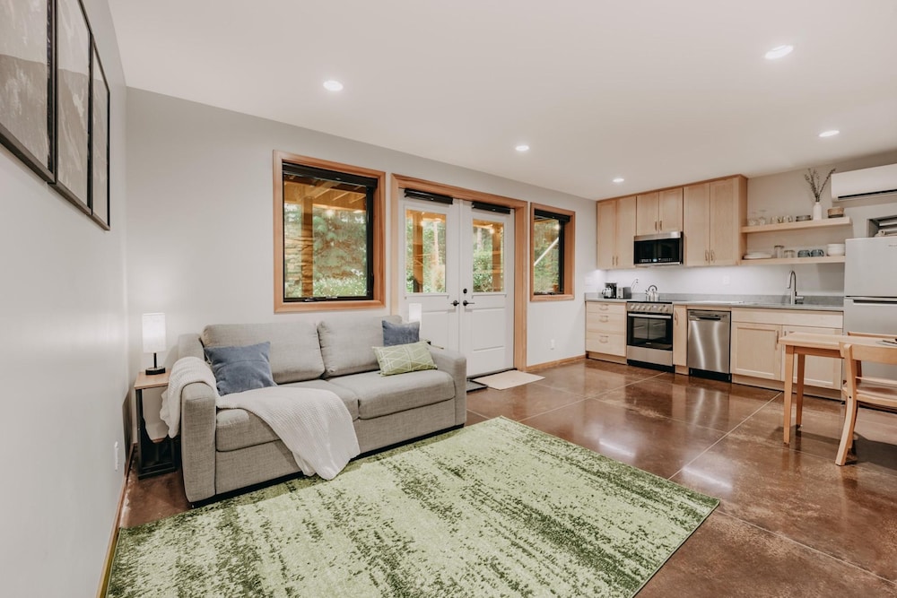 Ensuite 08 - A Newly Remodeled Studio - A Perfect Romantic Getaway