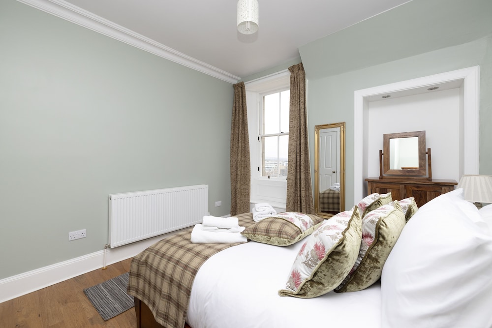 JOIVY Charming 2-Bed Flat Near Edinburgh Castle view 3