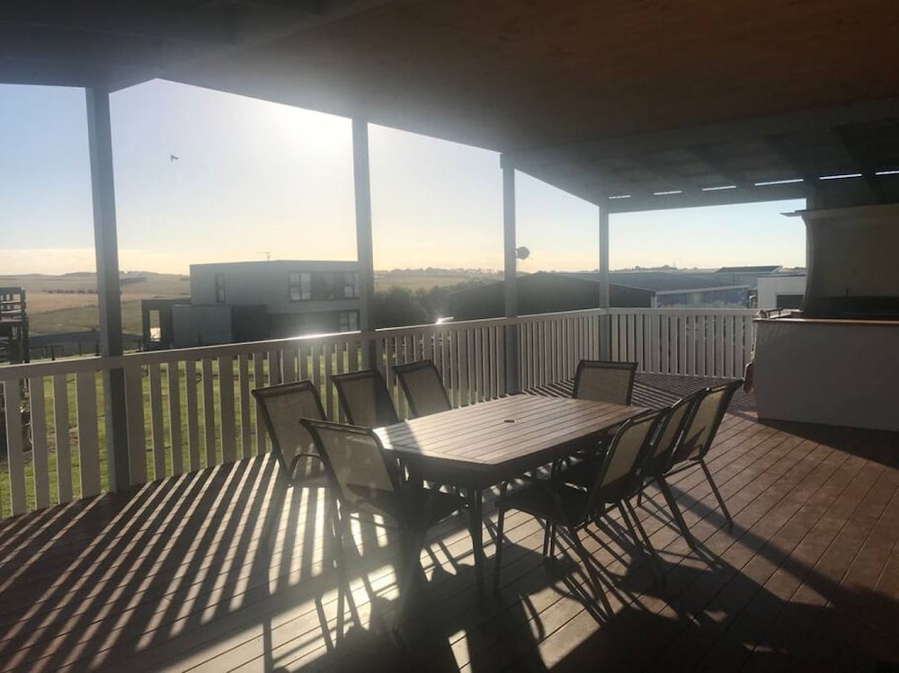 Colours By The Sea Wheelchair Pet-friendly Waterfront Retreat Fireplace Wood Supplied