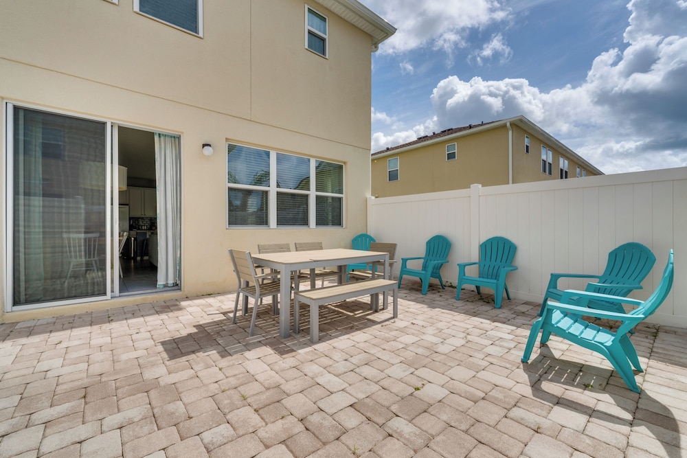 4 Mi to Wdw: Sleek Townhome w/ Community Pool!