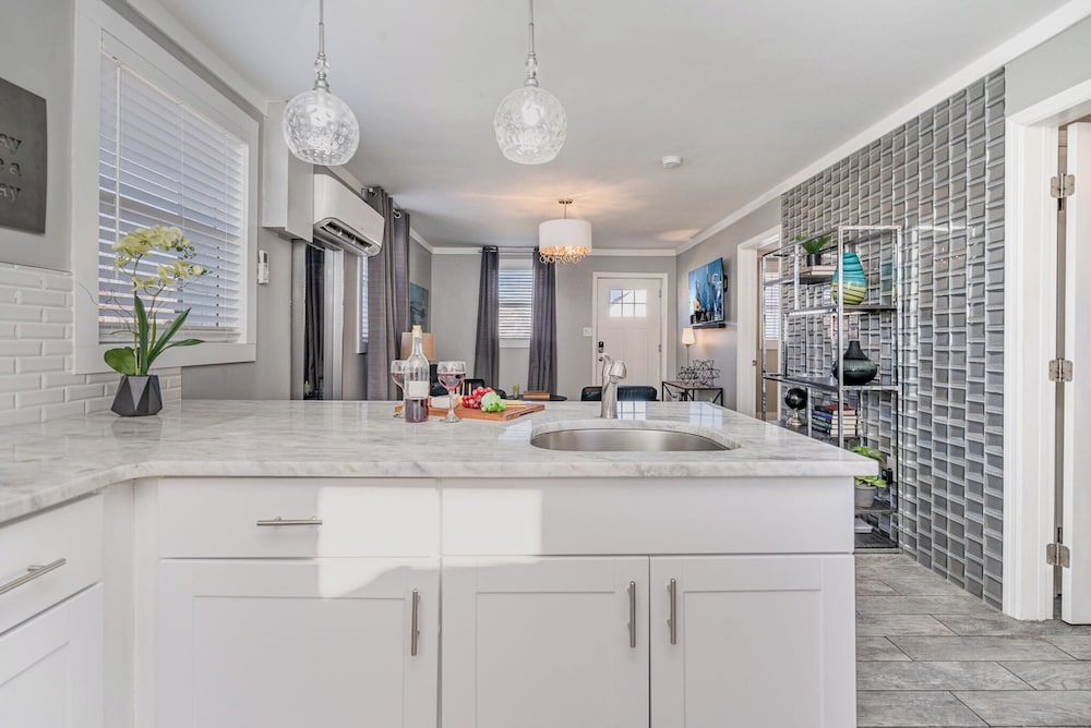Urban Pearl-2 Bedroom & Private Patio-in Midtown