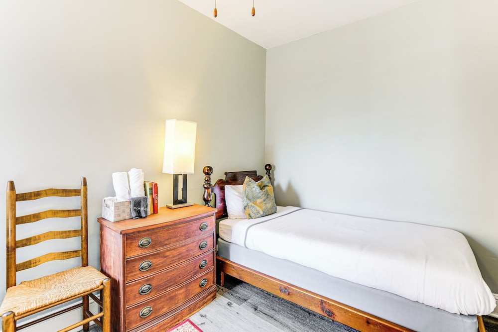 1 Mi to Philadelphia Zoo: Convenient Townhome!