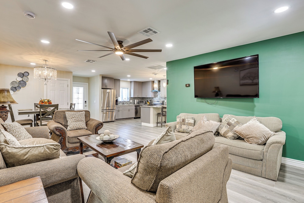 3 Mi to Desert Diamond Arena: Peoria Home w/ Yard!