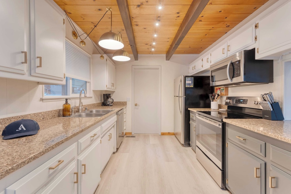Cozy Modern Cabin w/ Sauna & Fireplace 5 Mins to Lake Peaceful Tahoe Retreat by Avantstay