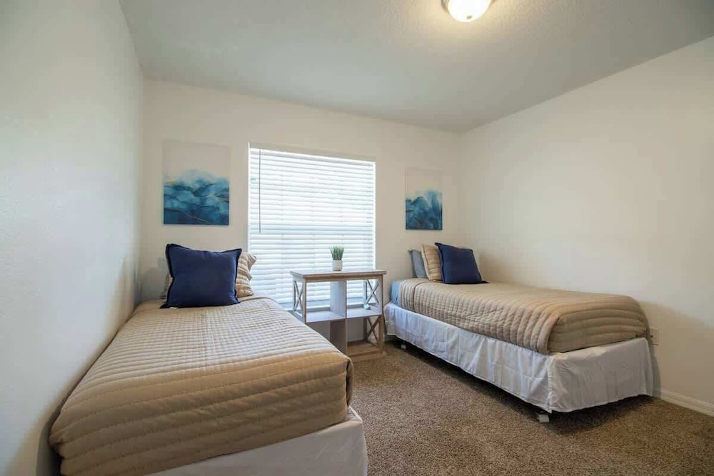Entire Modern Home in Dade City