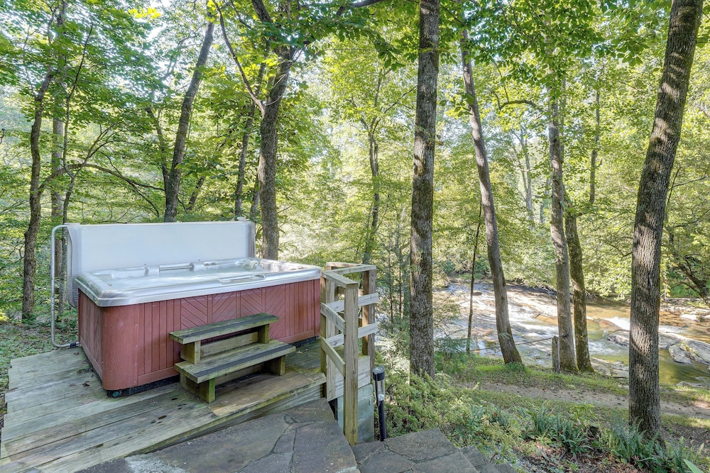 Hiwassee River Gem w/ Huge Decks: Great for Groups
