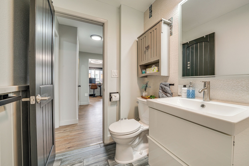 2 Blocks to Beach Park: Cozy Seattle Townhome