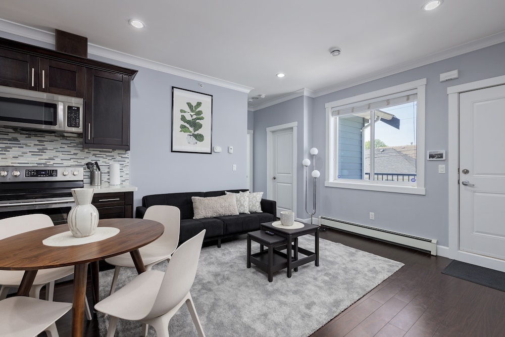 192 East 44th Ave