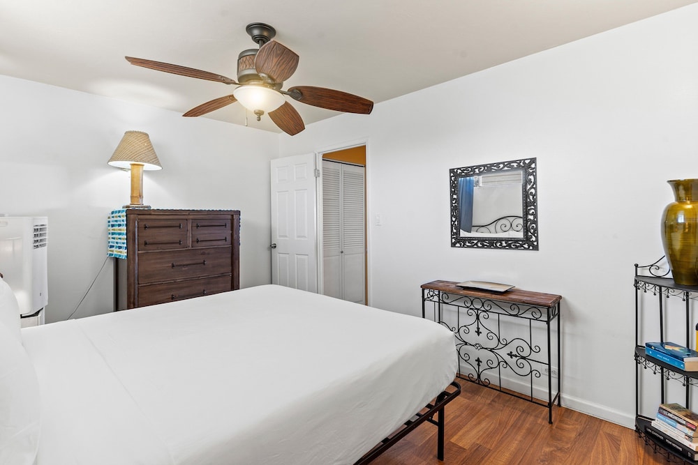 Kalama Terrace P-307 - 3rd-floor Walkup, 7 min Walk to Charley Young Beach, AC!
