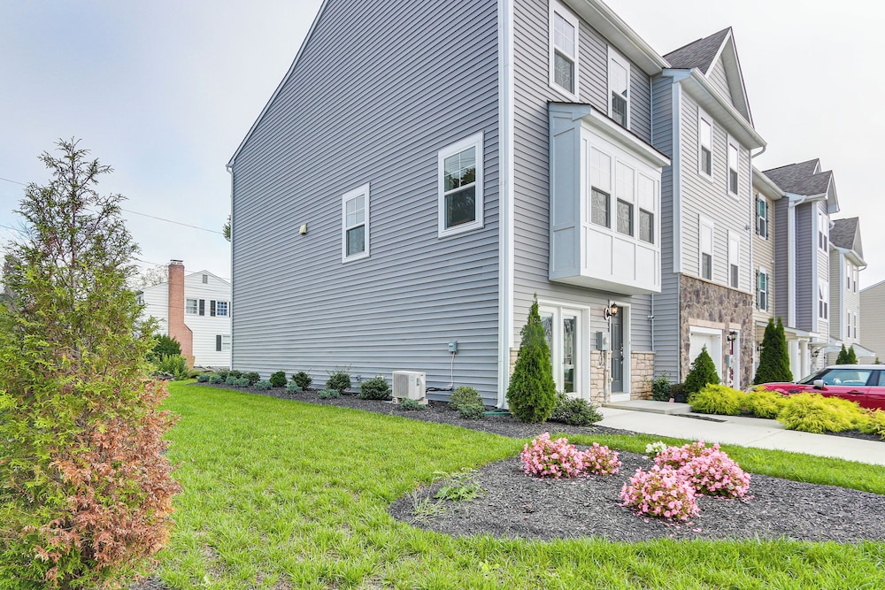 2 Mi to Hollywood Casino: Charles Town Townhome! view 3