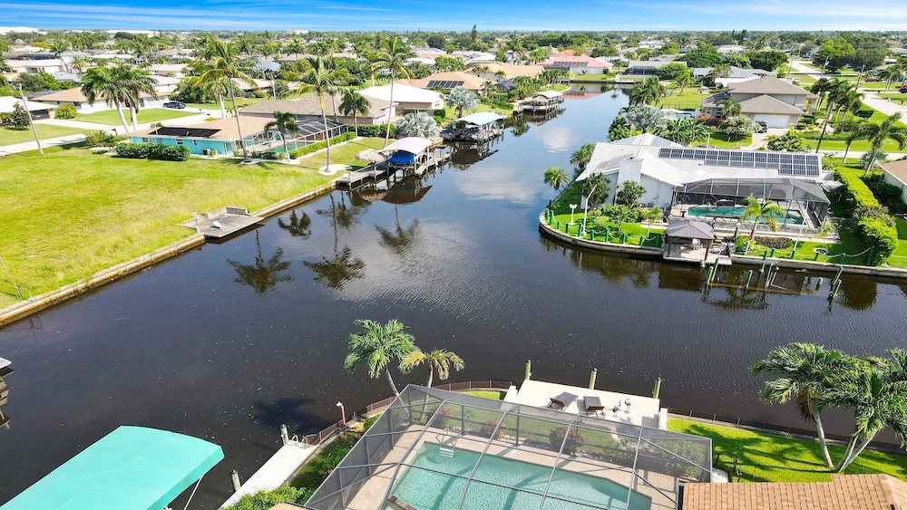 Love Bird Canalfront Villa Lounge Terrace Heated Pool pet Friendly