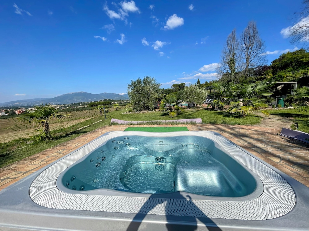 Apt 6 - Magical Grounds With Pool Jacuzzi Sleeps 4