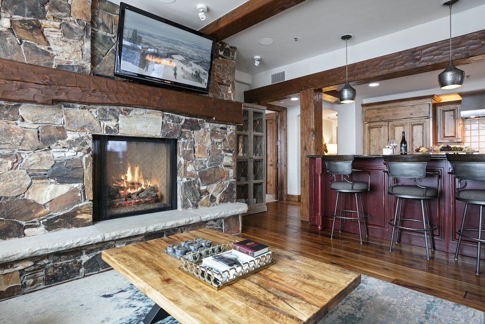Grand Lodge - Three Bedroom #401 - Ski-in/ski-out 3 Condo