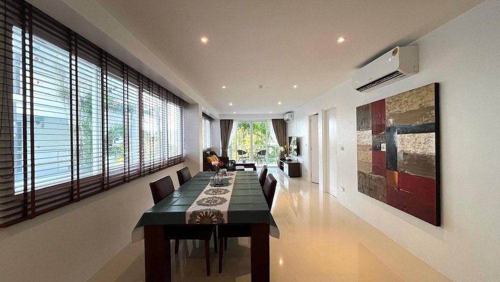 B6 - 1 Bdr Modern Condo With Balcony and Pool, Karon