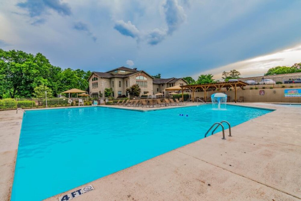 Sweet Clover - Indoor Pool - HOT TUB Area - Resort Style - Center of Branson!!