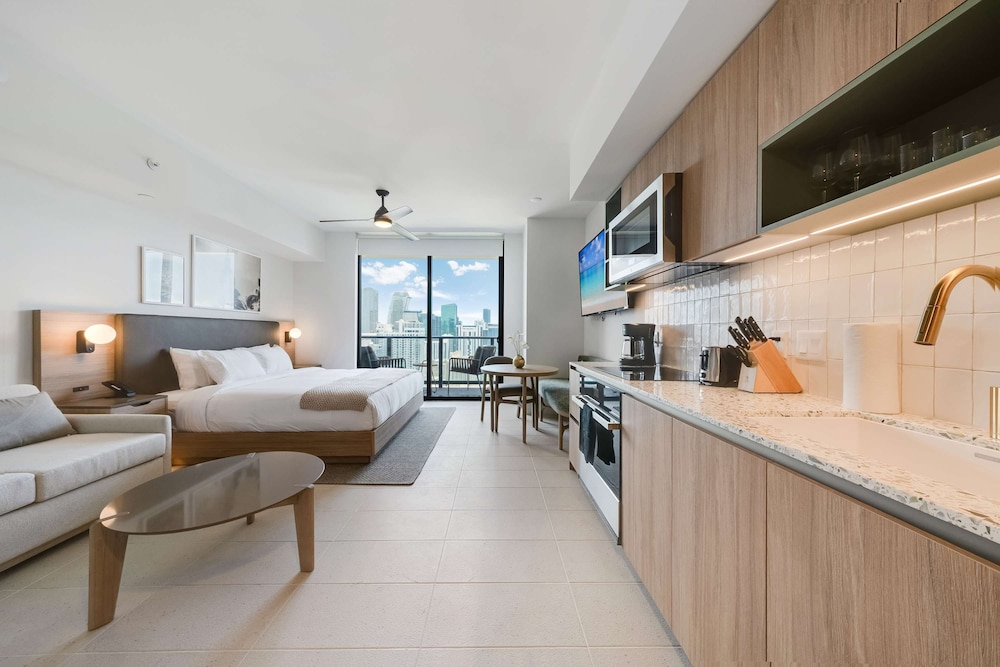 Bellini Breeze - Cozy Central Miami Pool and Gym