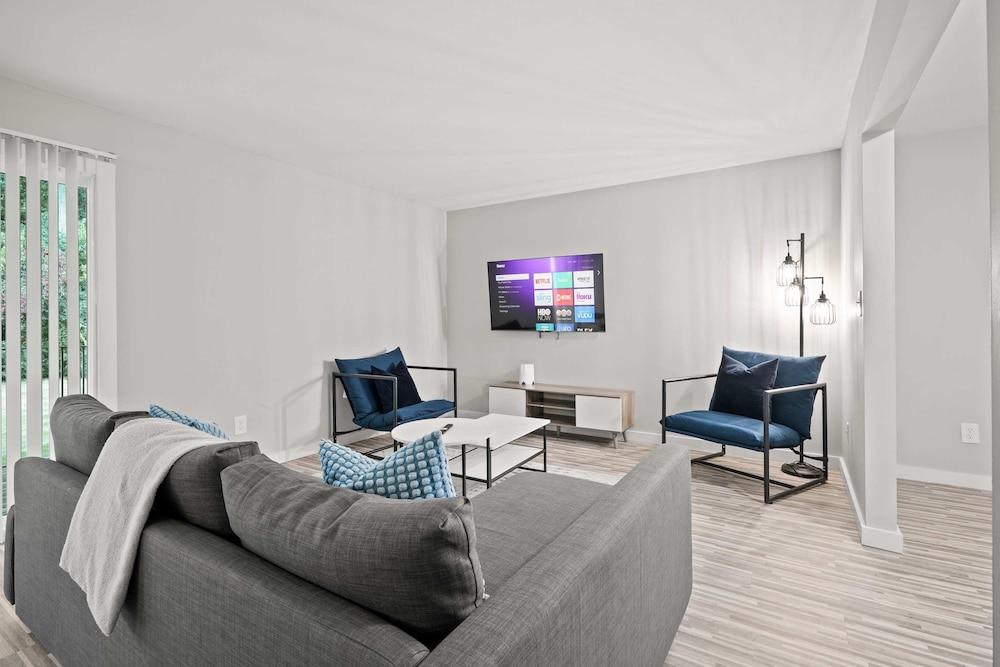 Family Friendly 2BR 2BA in the City