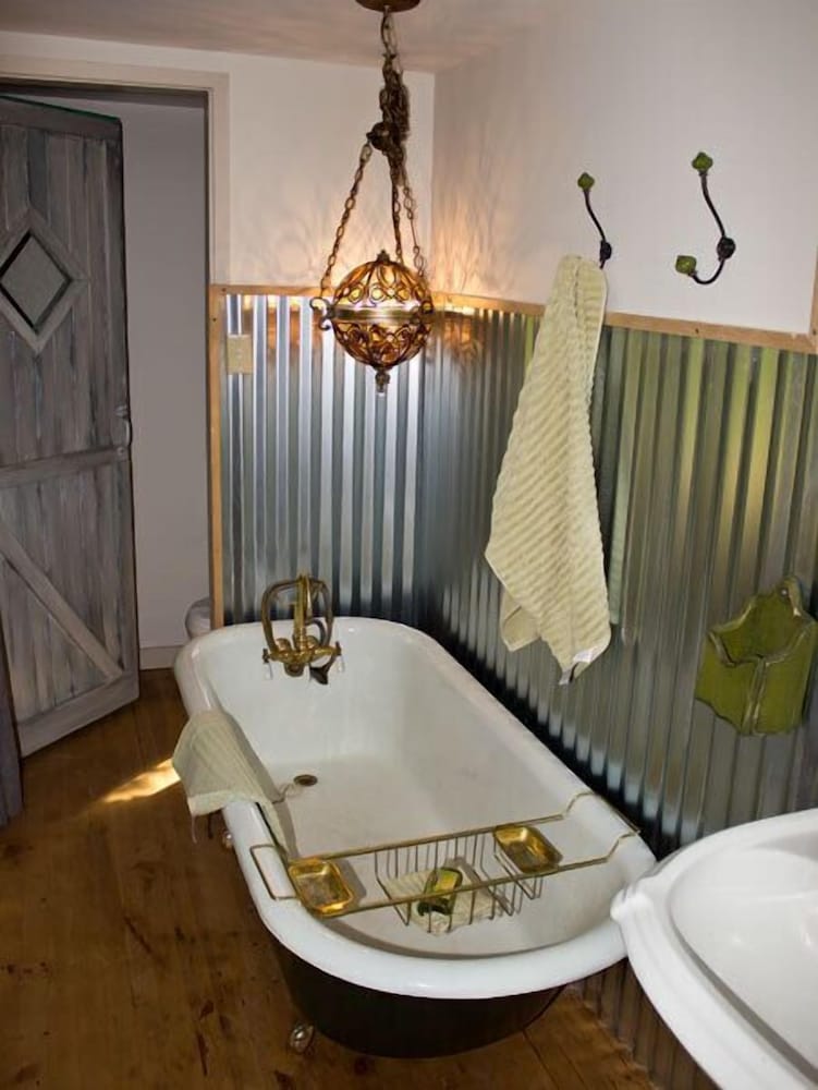 Columbia Gardens Winery and Grape Escape Guesthouse