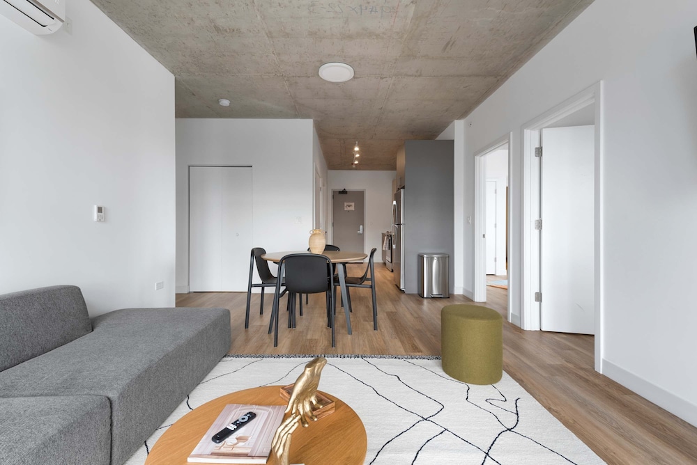 Modern 4BR Free Pkg Near Train Dining