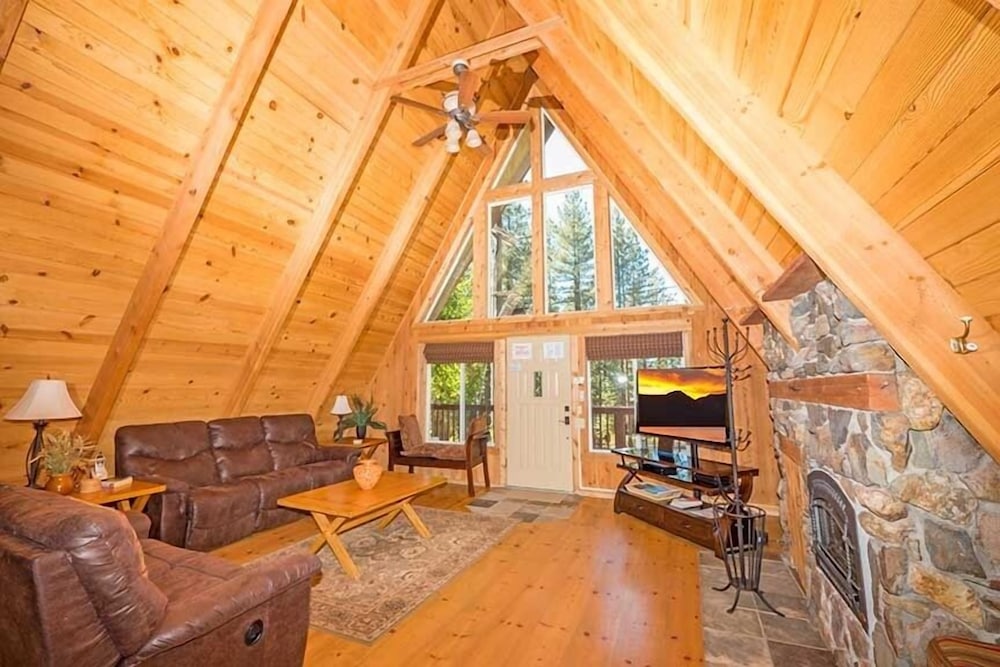 3614 Saddle Road 3 Bedroom Cabin by RedAwning