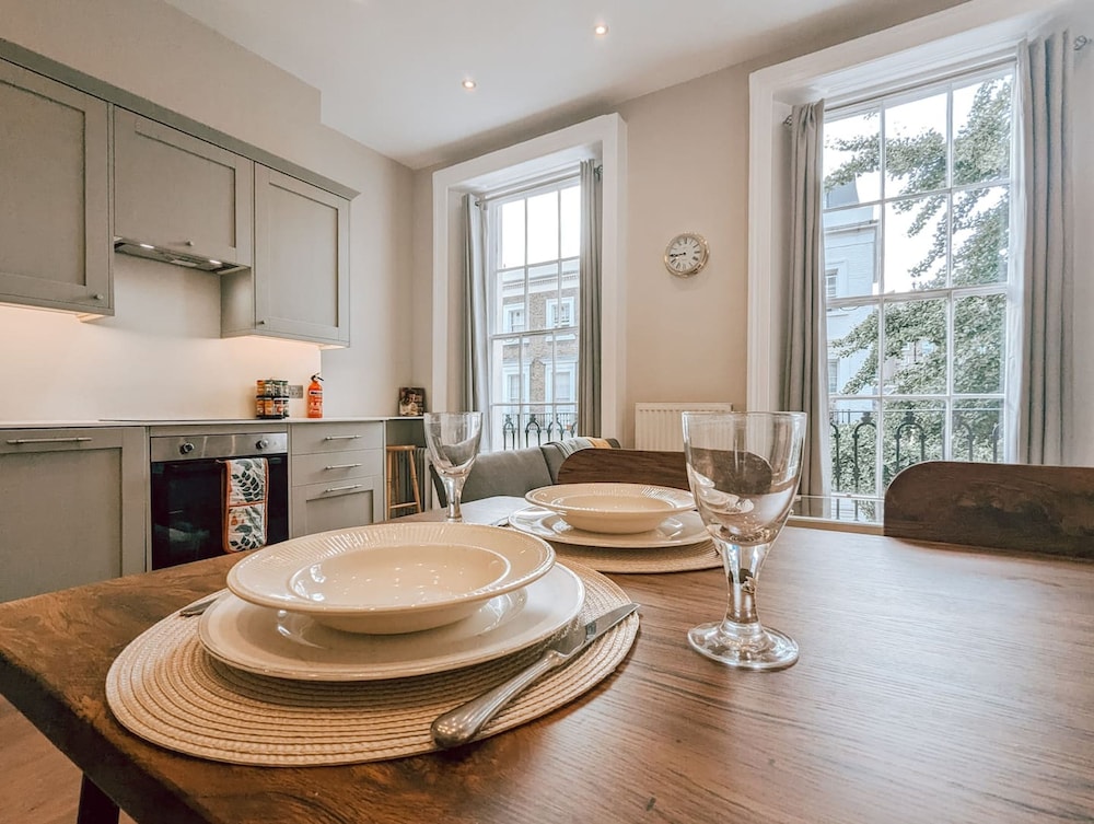 The Modern and Bright Warwick Way Apartment
