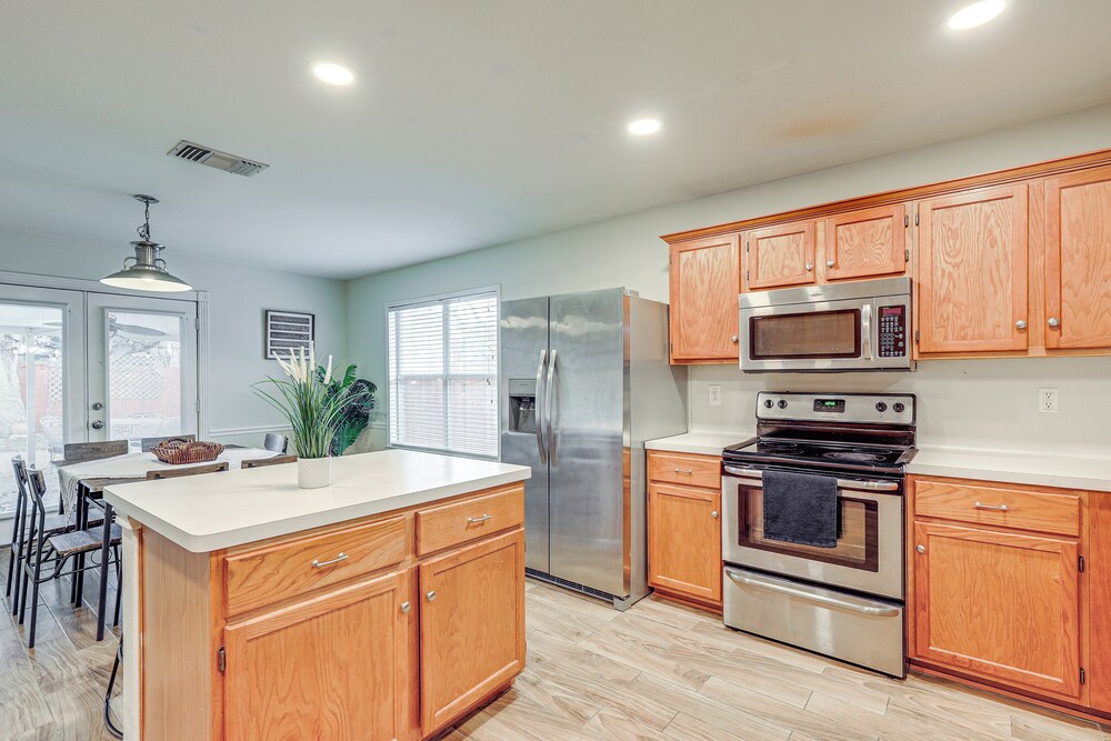 14 Mi to Dtwn San Antonio: Home w/ Pool & Yard