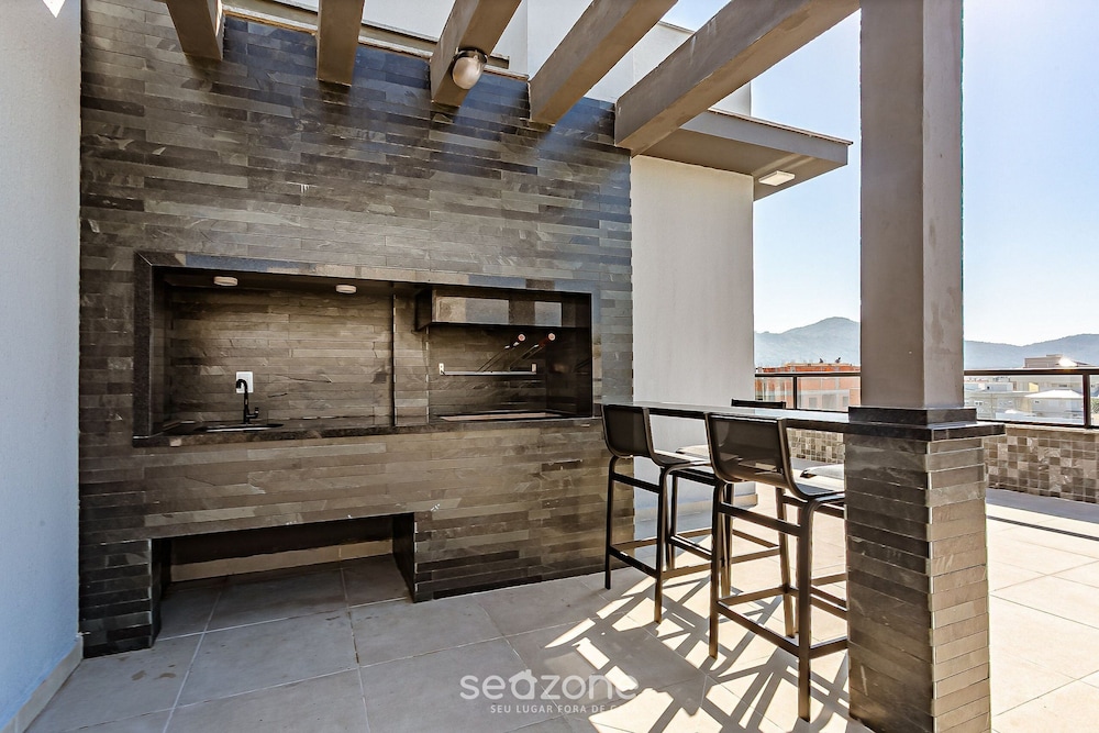 Modern Studio w/ Family in English Sti105