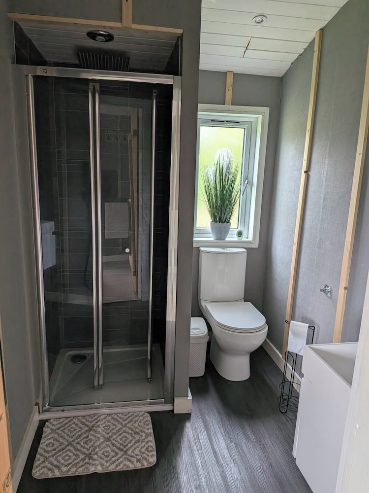 Tranquil Cabin Retreat- Sleeps 2, Parking