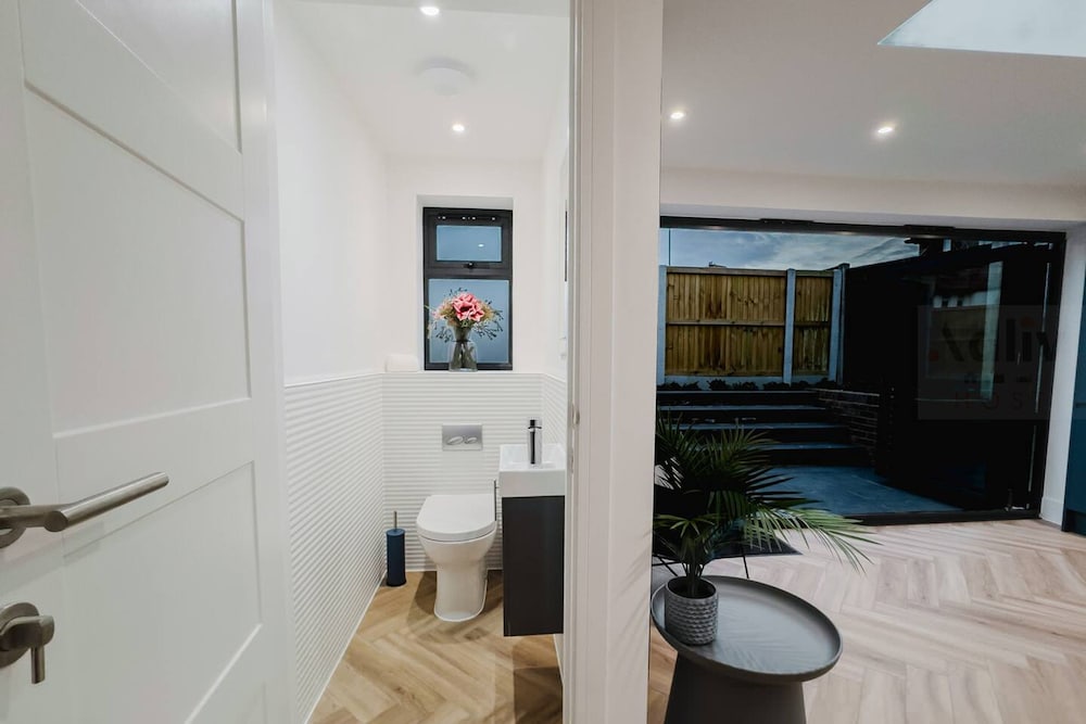 Luxury Seaside Home Parking Sleeps 8 by Adliv