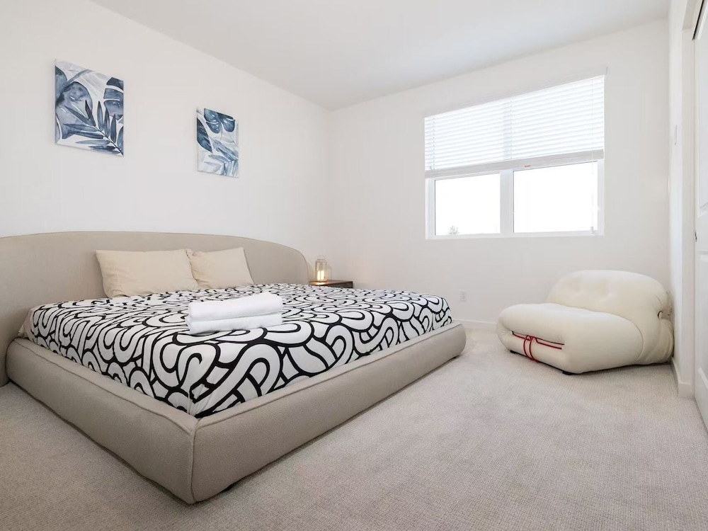 Near ONT Modern Designer Stay Bright Chic Spacious