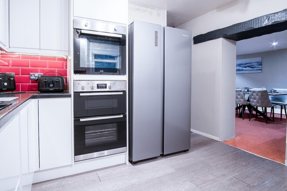 The Lanterns - 9 Bedroom - Sleeps 17 - Saundersfoot Village Centre