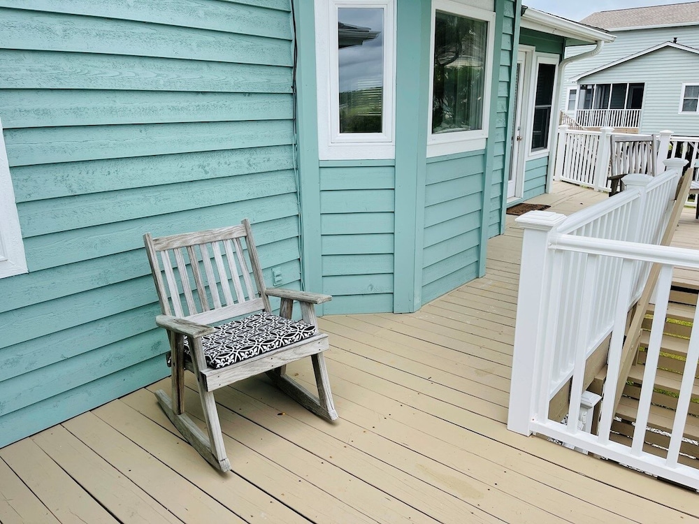 Fore Shore West- 4 Bedroom Home by RedAwning