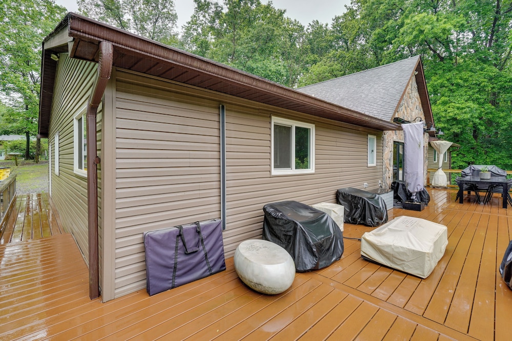 Hot Tub & Theater Room: Getaway in Falling Waters