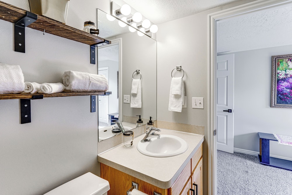 Cozy Kaysville Vacation Rental w/ Mountain Views!