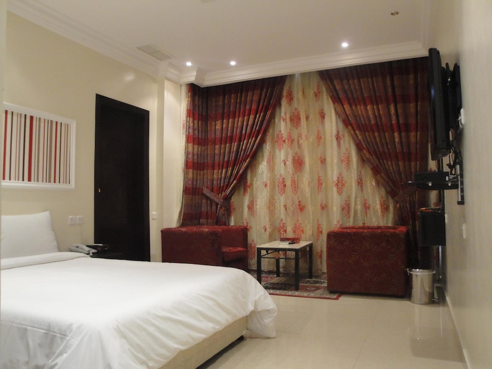 Marina Royal Hotel Suites
