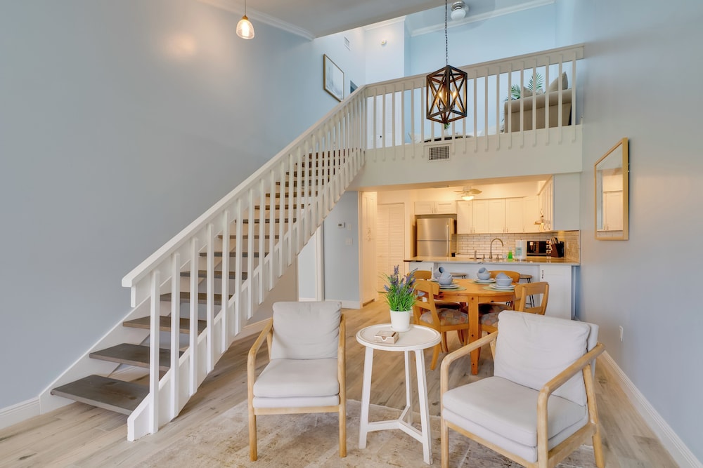 7 Mi to River District & Beach: Fort Myers Retreat