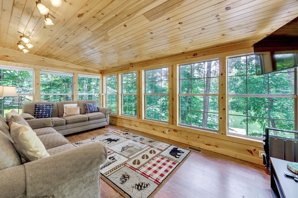 Boat Dock: Family-friendly Douglas Lake Home!