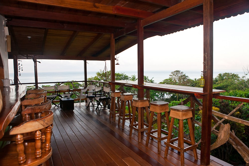 The Lookout Inn Lodge