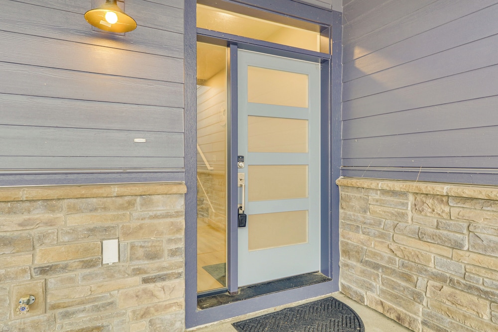 Columbia River Views: Spacious Hammond Getaway!
