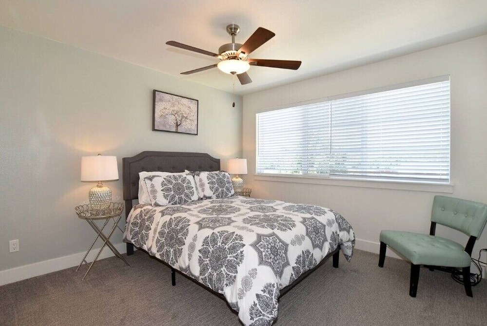 Elegant Mountain Haven - King Bed & Fireplaces